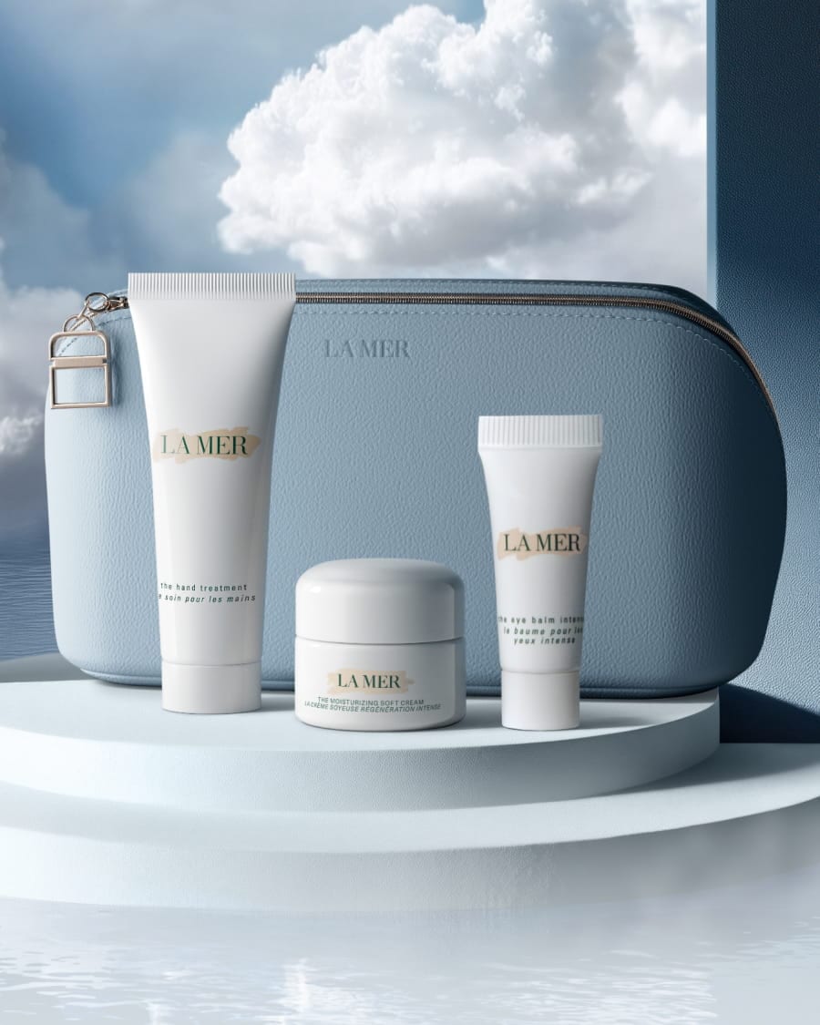 La Mer skincare gift set displayed on white blocks with a teal bag and products worth £242.