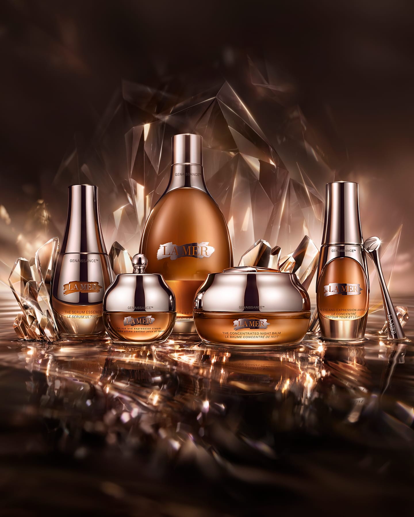 La Mer skincare gift set displayed on white blocks with a teal bag and products worth £242.