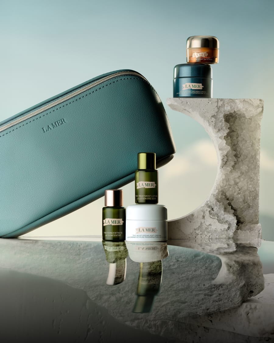 La Mer skincare gift set displayed on white blocks with a teal bag and products worth £233.