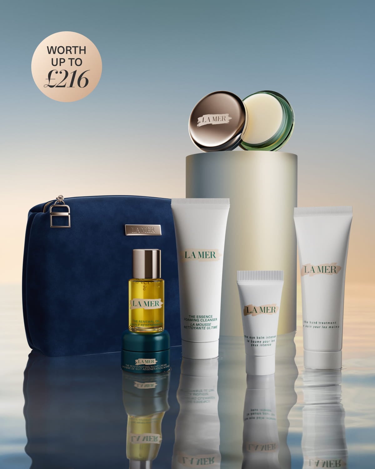 La Mer skincare gift set displayed on white blocks with a teal bag and products worth £242.