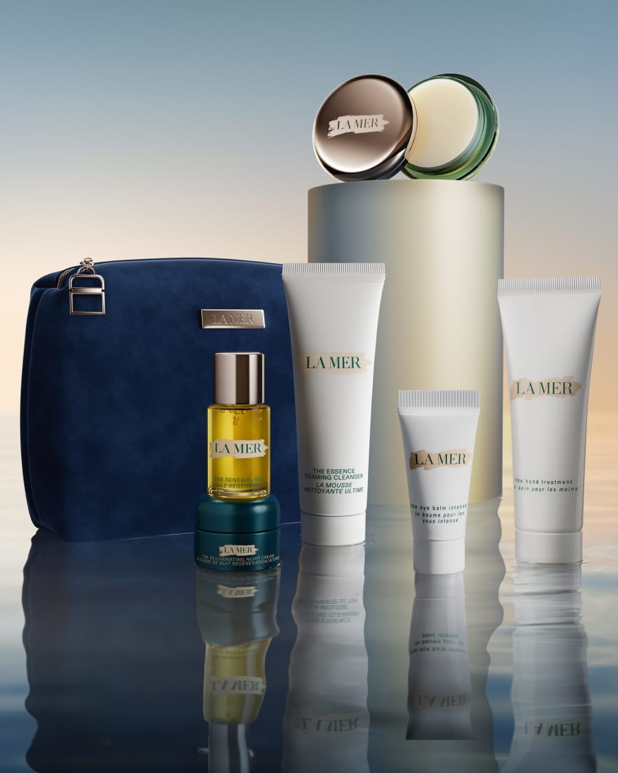 La Mer skincare gift set displayed on white blocks with a teal bag and products worth £242.