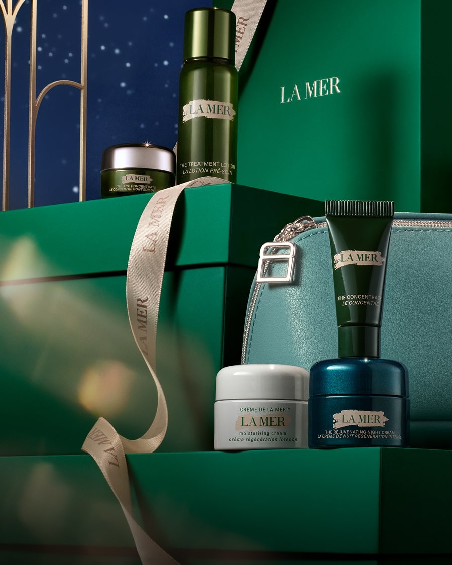 Selection of La Mer minis in a dynamic, twilight lit setting, with The Eye Concentrate mini on a glass shelf