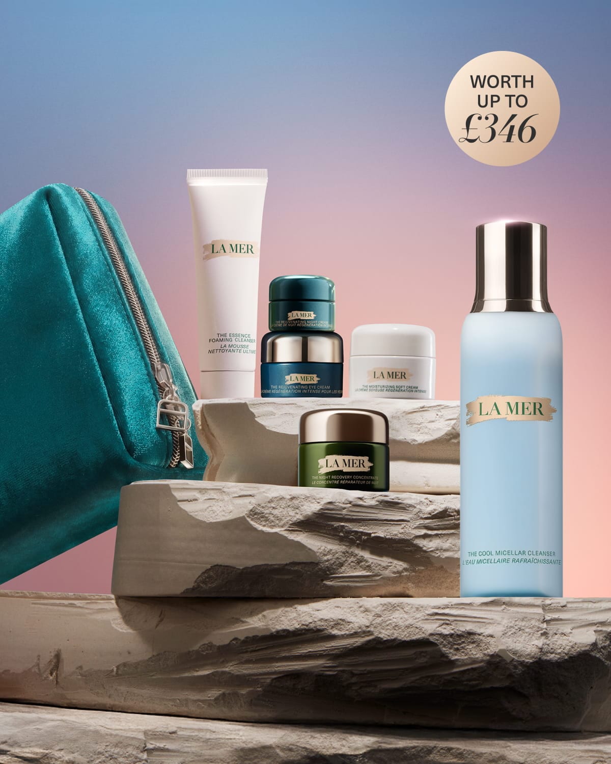 La Mer skincare gift set displayed on white blocks with a teal bag and products worth £242.