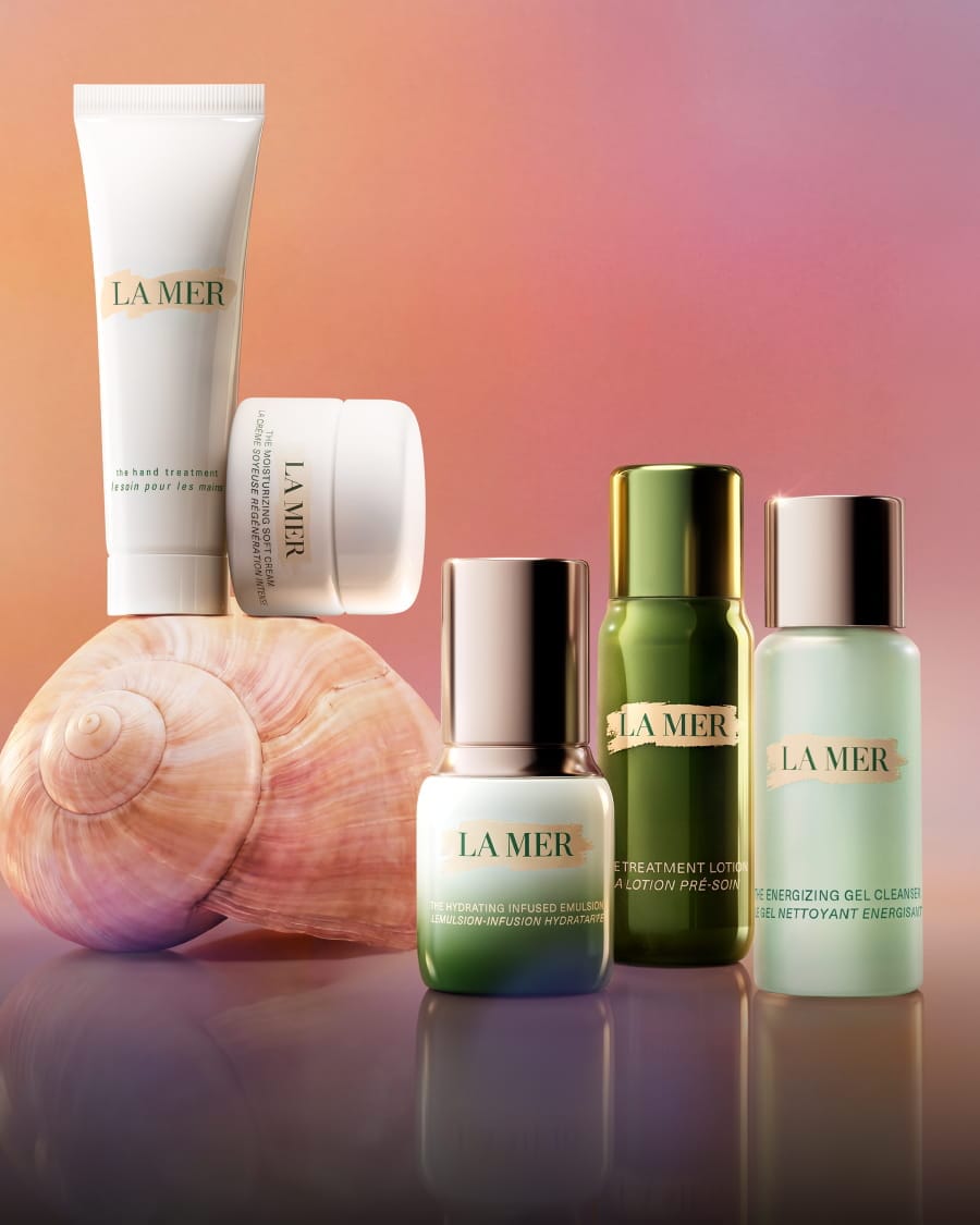 La Mer skincare gift set displayed on white blocks with a teal bag and products worth £232.