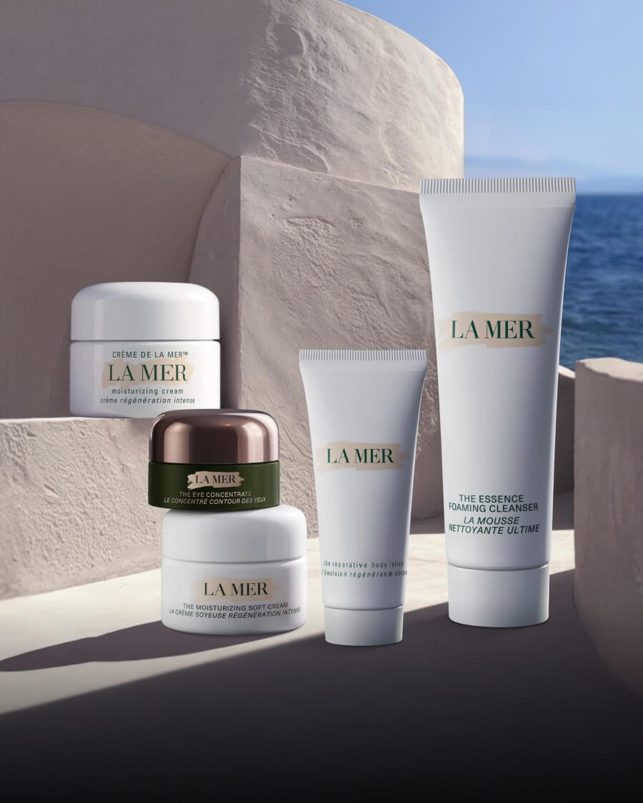 La Mer skincare gift set displayed on white blocks with a teal bag and products worth £232.