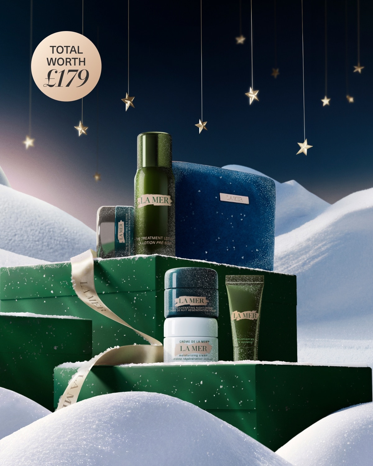 La Mer skincare gift set displayed on white blocks with a teal bag and products worth £242.