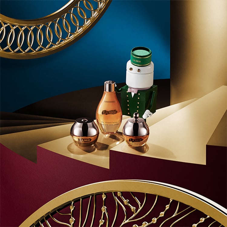 la mer products on gold steps with a la mer helper