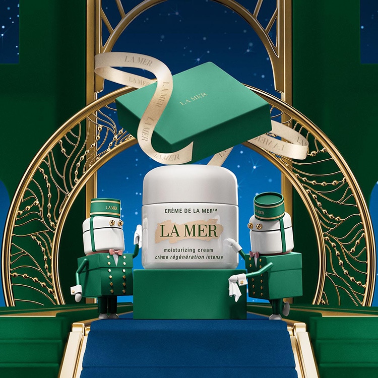 la mer product on green gift box with la mer helpers cleaning